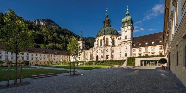 Liqueur-Manufaktur seit über 400 Jahren im Benediktinerkloster Ettal