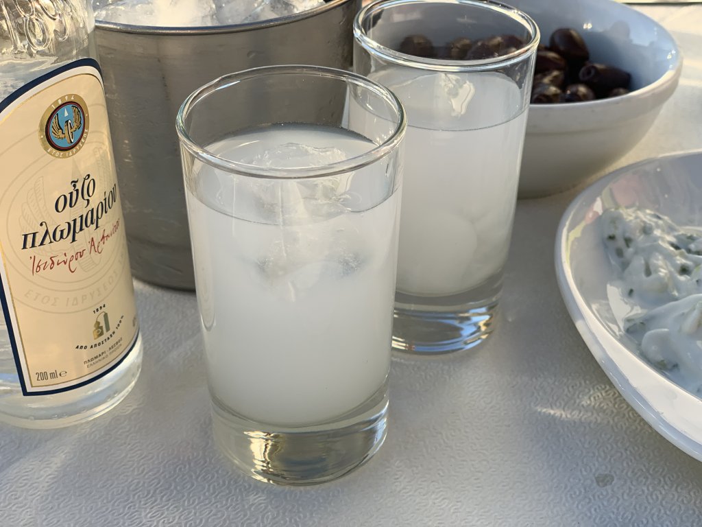 Ouzo auf original griechische Art genießen - GETRAENKEABC.DE