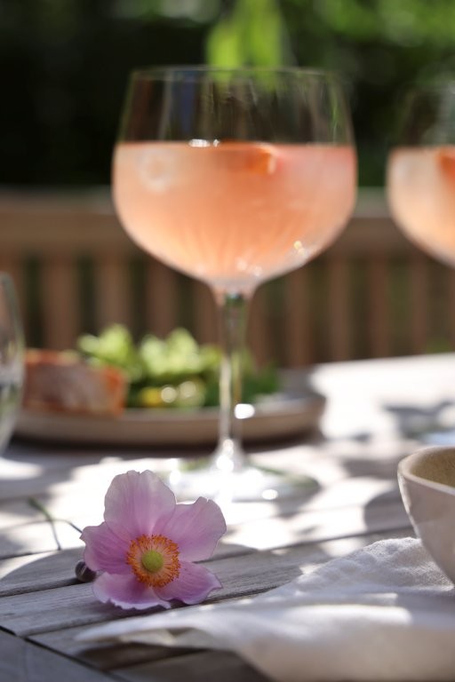 LINIE-Aquavit_LINIE-Grapefruit-Spritz_Mood-ohne-Flasche_Copyright-ANORA